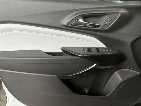 Used 2025 Chevrolet Trax LT w/ LT Convenience Package image 22