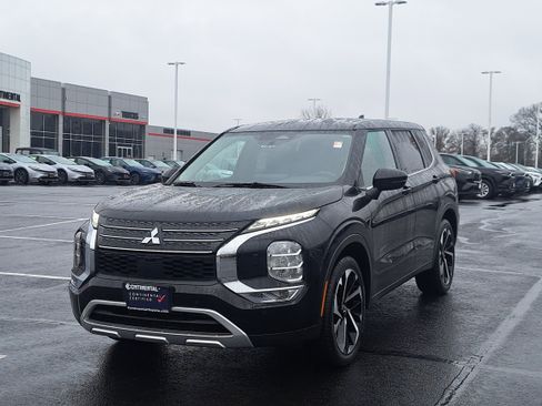 Used 2024 Mitsubishi Outlander SE image 3