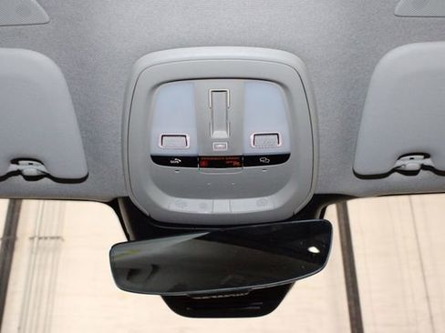 Used 2025 Volvo XC40 B5 Plus image 28