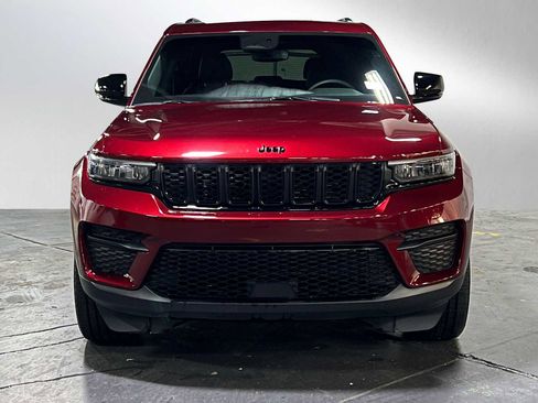 Used 2023 Jeep Grand Cherokee Altitude AWD/4WD image 8