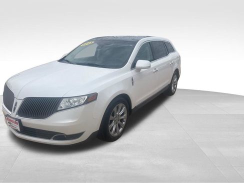 Used 2013 Lincoln MKT AWD image 2