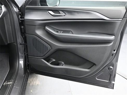 New 2025 Jeep Grand Cherokee Altitude image 17