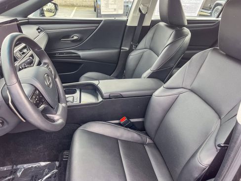 Certified 2025 Lexus ES 300h w/ Premium Package image 17