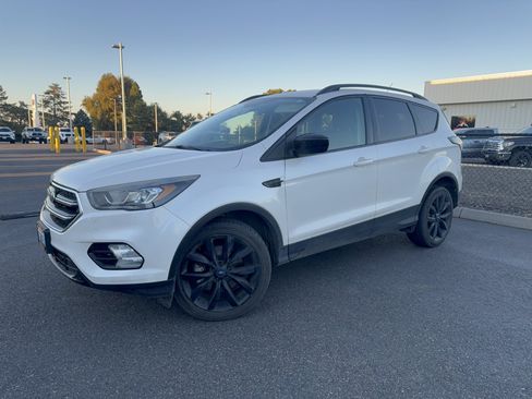Used 2018 Ford Escape SE w/ SE Sport Appearance Package AWD/4WD image 3