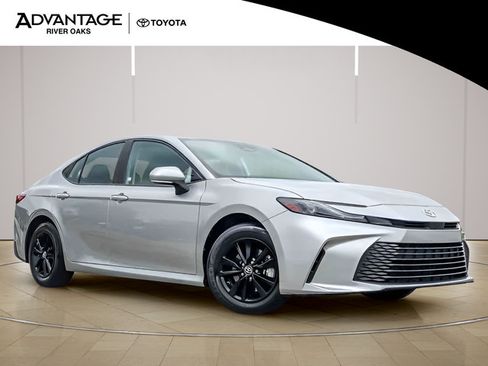 Used 2025 Toyota Camry LE FWD image 2