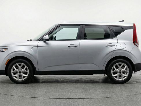 Used 2025 Kia Soul LX w/ LX Technology Package FWD image 5