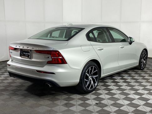 Used 2019 Volvo S60 T6 Momentum w/ Premium Package image 8