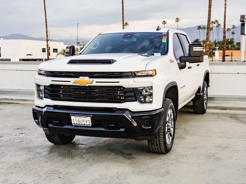 Used 2024 Chevrolet Silverado 2500 Custom w/ Custom Value Package image 3