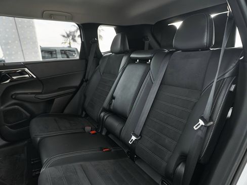 Used 2024 Mitsubishi Outlander SE image 32