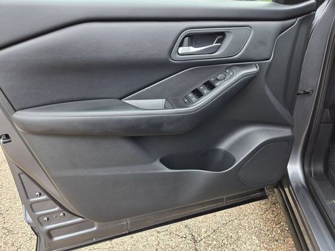 Used 2025 Nissan Rogue SV FWD image 12