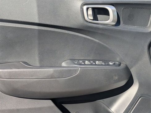 Used 2025 Hyundai Venue SEL image 11