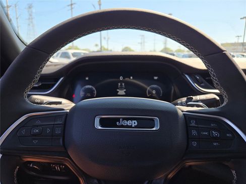 New 2025 Jeep Grand Cherokee Altitude image 37