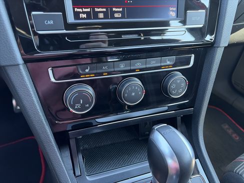 Used 2018 Volkswagen Golf 4-Door image 22