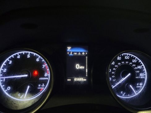 Used 2018 Toyota Camry LE image 23