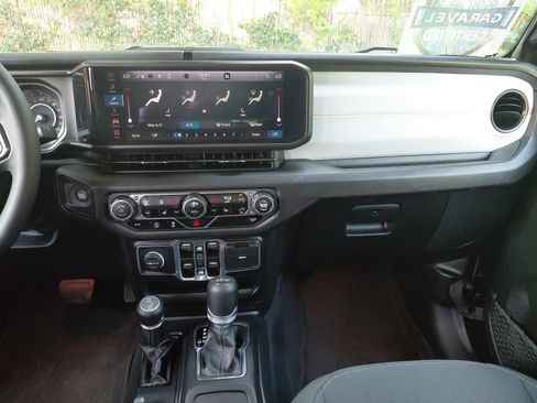 Used 2025 Jeep Wrangler Unlimited Sport AWD/4WD image 3