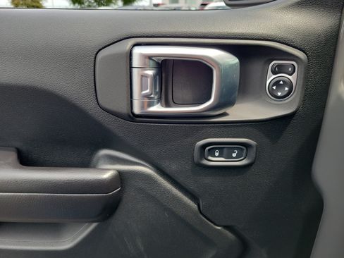 Used 2021 Jeep Gladiator Mojave w/ Cold Weather Group AWD/4WD image 17