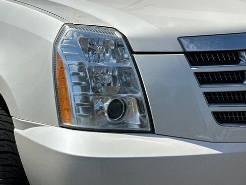 Used 2007 Cadillac Escalade AWD w/ Information Package image 40