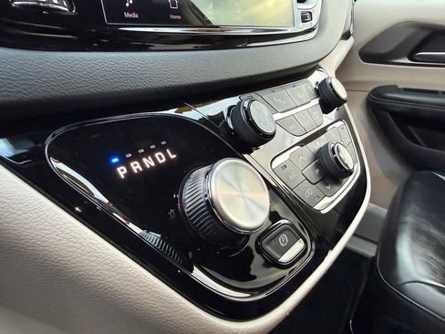 Used 2023 Chrysler Pacifica Touring-L image 24