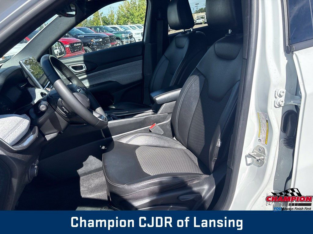 Used 2024 Jeep Compass Latitude AWD/4WD image 13