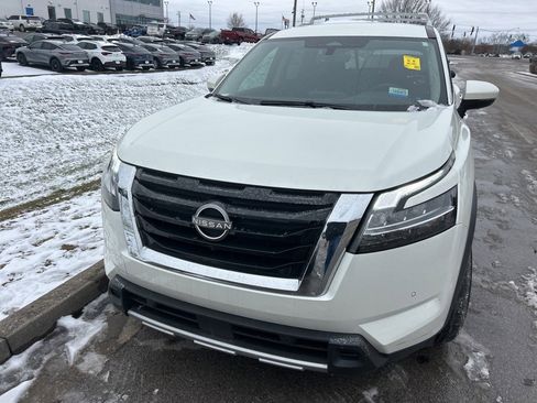 Used 2023 Nissan Pathfinder SL image 2