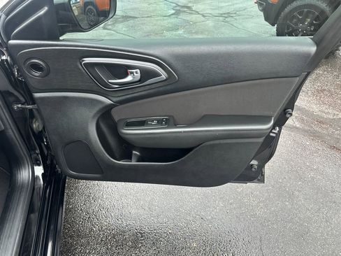 Used 2015 Chrysler 200 Limited w/ Convenience Group image 32