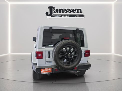 Used 2025 Jeep Wrangler Unlimited Sahara AWD/4WD image 4
