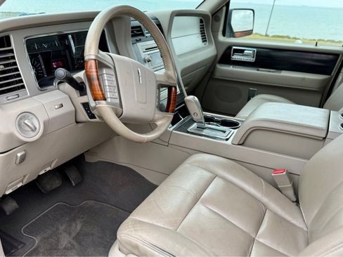 Used 2007 Lincoln Navigator Ultimate image 9