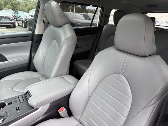 Used 2022 Toyota Highlander XLE FWD image 11