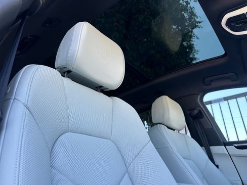 Certified 2025 Porsche Macan AWD/4WD image 18
