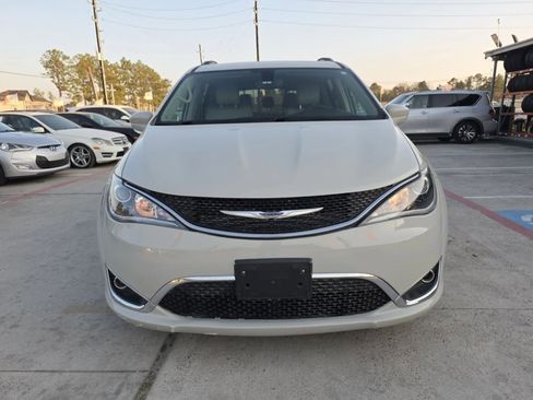 Used 2020 Chrysler Pacifica Touring-L Plus w/ Tire & Wheel Group FWD image 5
