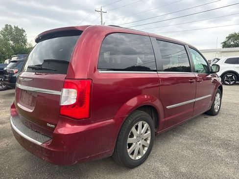 Used 2014 Chrysler Town & Country Touring FWD image 5