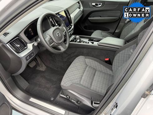 Used 2022 Volvo XC60 B5 Momentum image 4