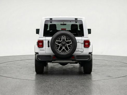 Used 2025 Jeep Wrangler Sahara image 7