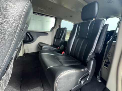 Used 2016 Chrysler Town & Country Touring image 10