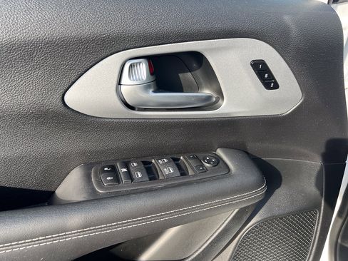 Used 2024 Chrysler Pacifica Limited image 17