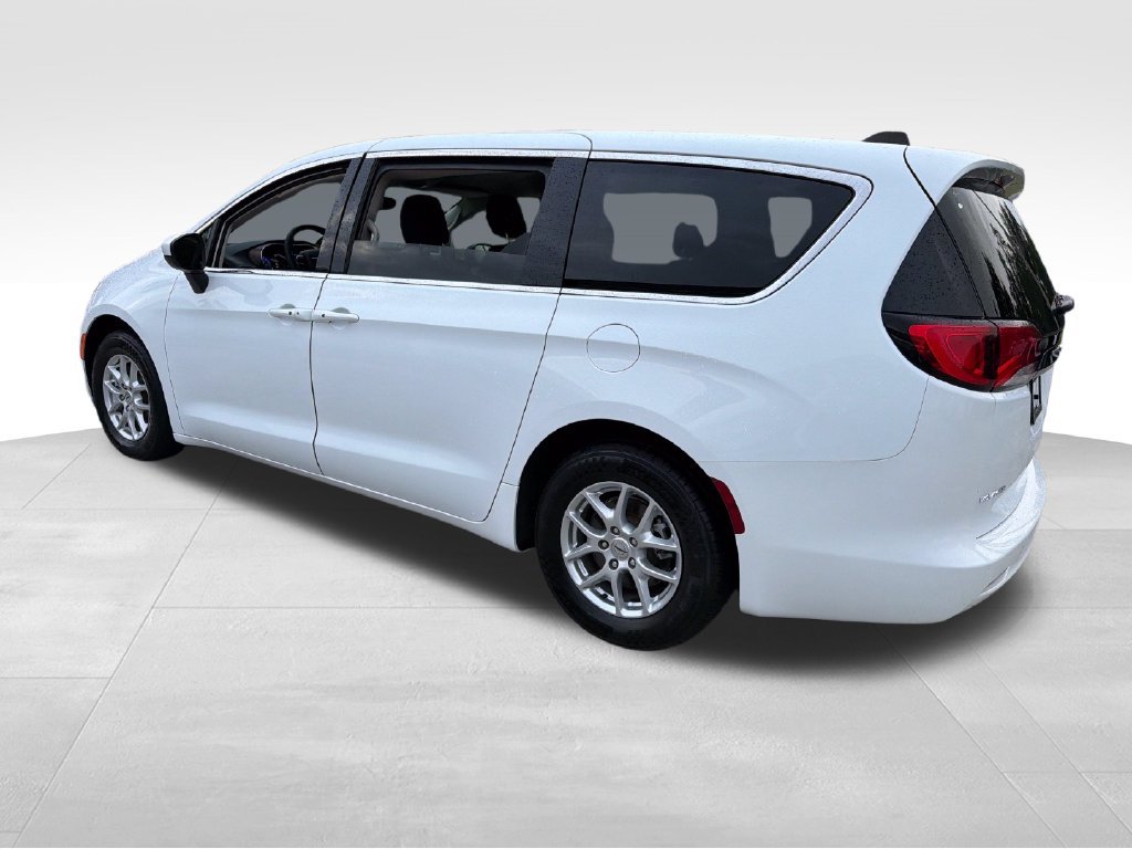 Used 2023 Chrysler Voyager LX FWD image 5