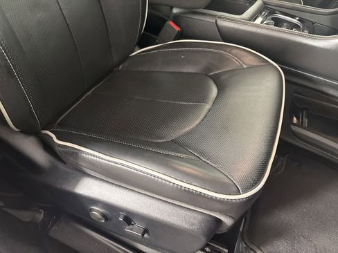 Used 2025 Chrysler Pacifica Limited FWD image 28