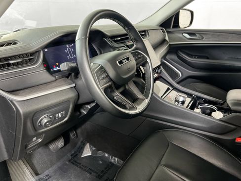 Used 2022 Jeep Grand Cherokee Limited image 9