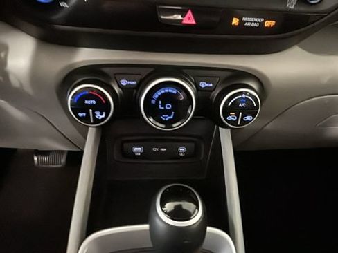 Used 2023 Hyundai Venue SEL FWD image 21