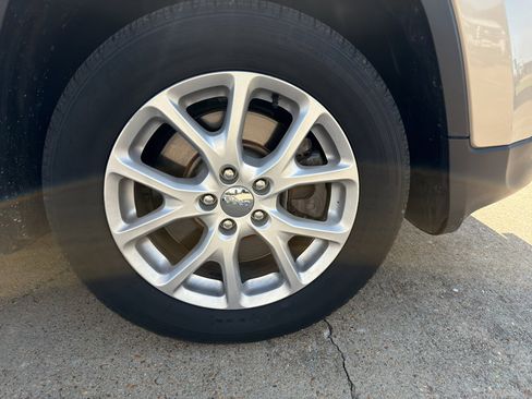 Used 2015 Jeep Cherokee Latitude FWD image 17