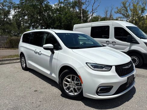 Used 2023 Chrysler Pacifica Touring-L FWD image 5