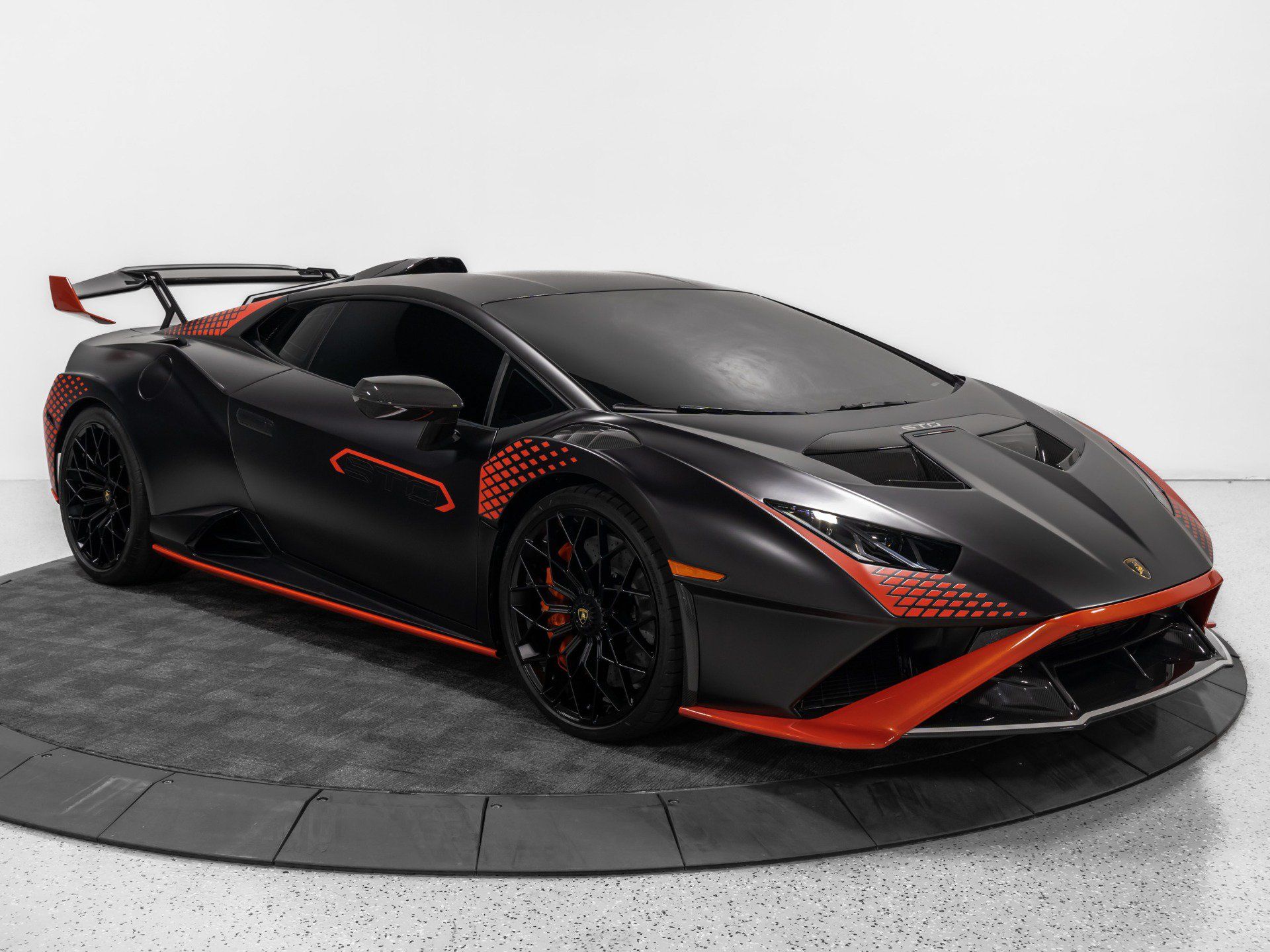 Used 2024 Lamborghini Huracan STO RWD image 11