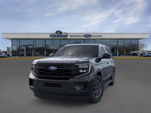 New 2026 Ford Expedition Active image 2