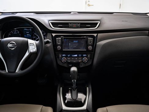 Used 2016 Nissan Rogue SV w/ SV Premium Package image 28