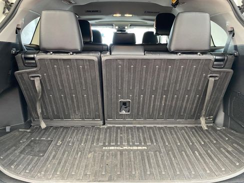 Used 2021 Toyota Highlander XLE AWD/4WD image 16