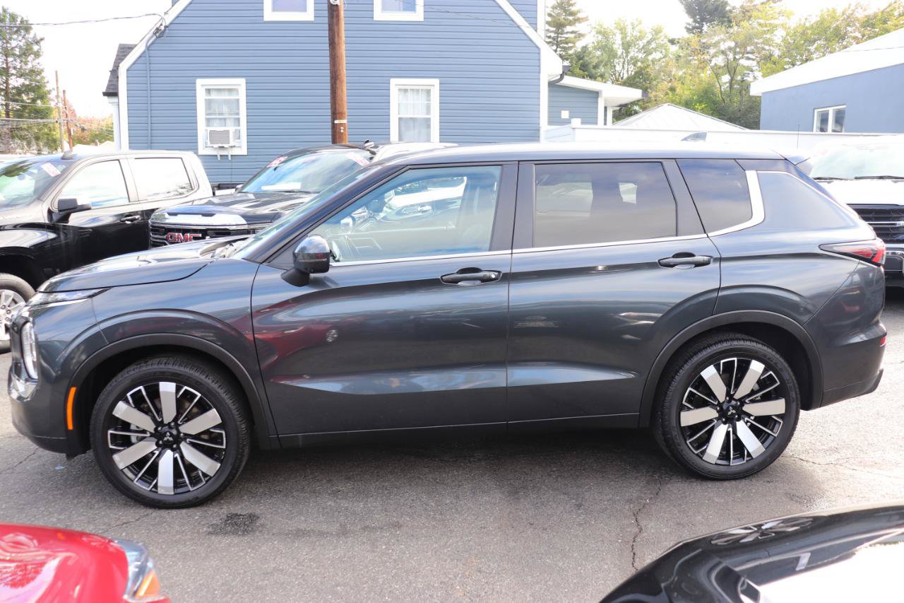 Used 2025 Mitsubishi Outlander SE FWD image 2