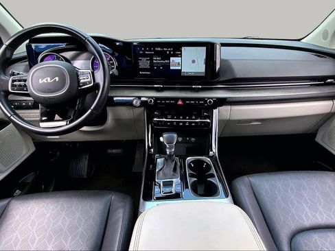 Used 2024 Kia Carnival EX FWD image 16