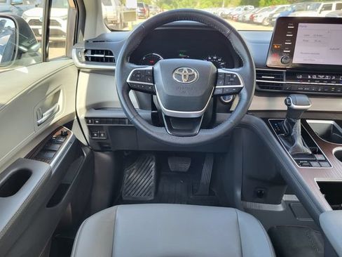 Used 2023 Toyota Sienna XLE FWD image 25