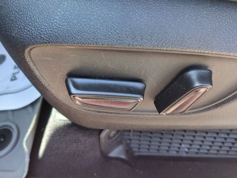 Used 2025 Toyota Sienna LE w/ LE Plus Package FWD image 14