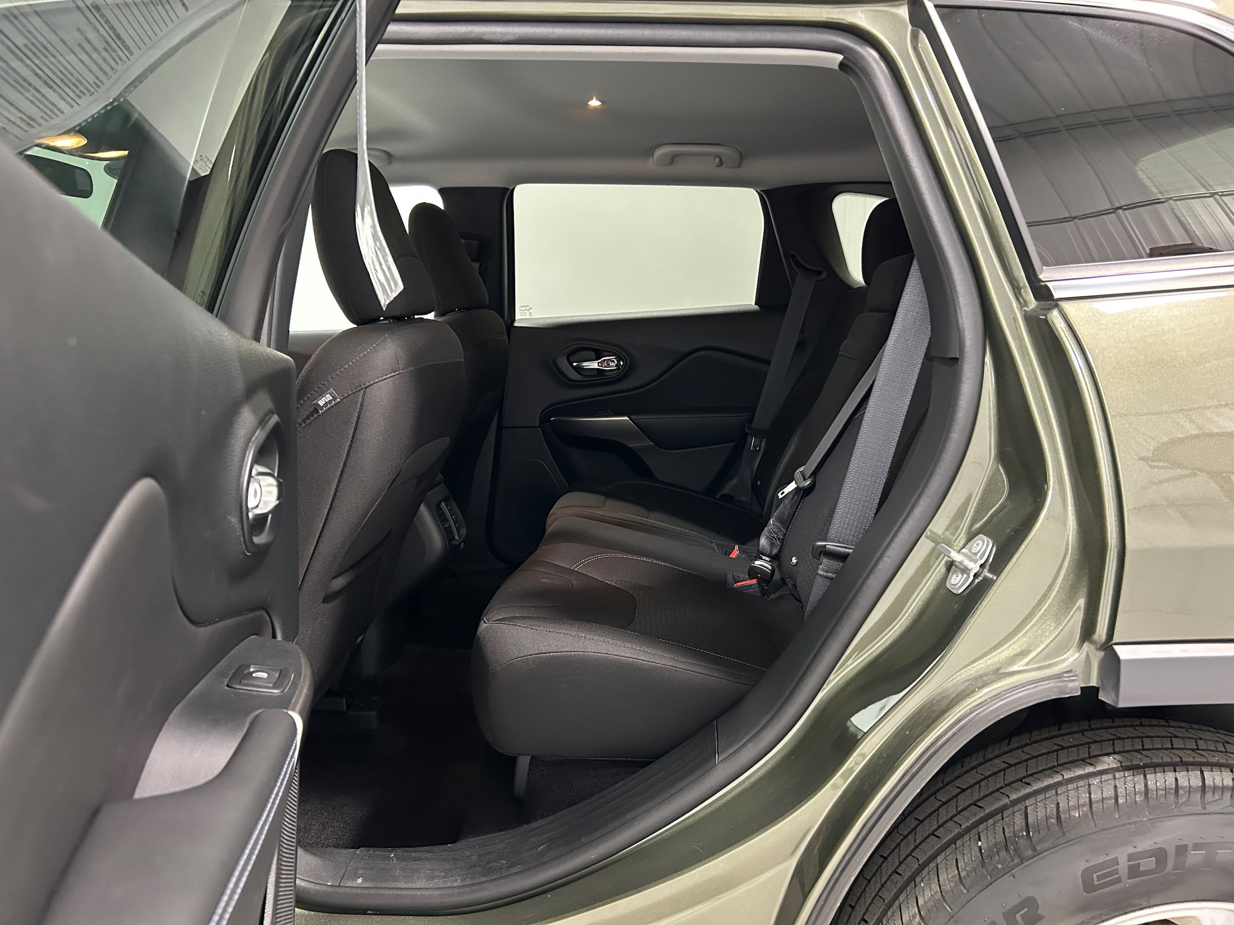 Used 2019 Jeep Cherokee Latitude w/ Cold Weather Group AWD/4WD image 28